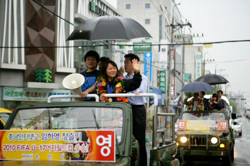 17세 이하 여자월드컵 결승전에서 우승을 결정짓는 마지막 승부차기를 성공했던 충남인터넷고 장슬기양이 2일 충남 논산에서 카페러이드를 하며 환영인파에게 손을 흔들고 있다. 뒷차에는 같은 학교 임하영양이 타고 있다.