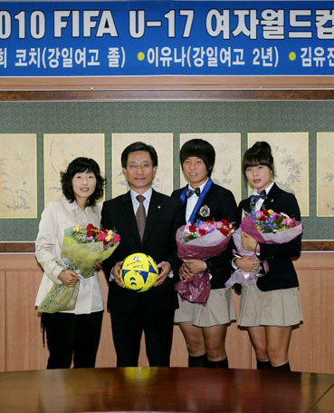 강원 강릉시 최명희 시장이 2일 강릉시청 시민사랑방에서 FIFA U-17 여자월드컵에서 우승한 강릉 출신의 국가대표 김태희 코치와 김유진, 이유나 선수(왼쪽부터)를 격려하고 있다.
