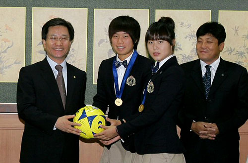 강원 강릉시 최명희 시장이 2일 강릉시청 시민사랑방에서 FIFA U-17 여자월드컵에서 우승한 강릉 출신의 김유진, 이유나(왼쪽부터) 선수로부터 사인볼을 받고 있다.