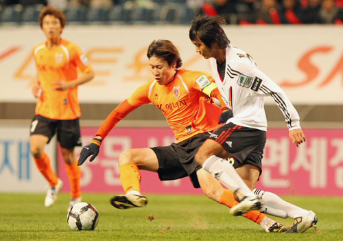 27일 제주월드컵경기장에서 열린 2010 K리그 제주 유나이티드-FC서울 경기, 제주 김은중(왼쪽)과 서울 김동우가 볼다툼을 벌이고 있다.