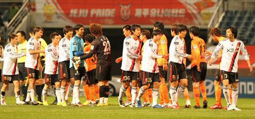 27일 제주월드컵경기장에서 열린 2010 K리그 제주 유나이티드-FC서울 경기, 양팀 선수들이 무승부로 경기를 마친 후 악수를 하고 있다.