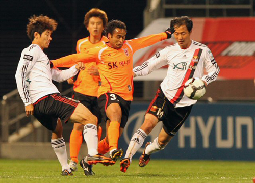 27일 제주월드컵경기장에서 열린 2010 K리그 제주 유나이티드-FC서울 경기, 제주 산토스(가운데)가 서울 김한윤(오른쪽), 하대성 사이로 돌파를 시도하고 있다.