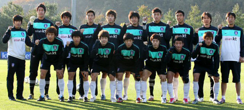 24년만의 아시안게임 우승을 노리는 올림픽 축구대표팀 홍명보 감독과 선수들이 28일 파주NFC(대표팀훈련센터)에서 훈련에 앞서 파이팅을 외치고 있다.