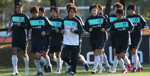 24년만의 아시안게임 우승을 노리는 올림픽 축구대표팀 선수들이 28일 파주NFC(대표팀훈련센터)에서 재소집해 몸을 풀고 있다.