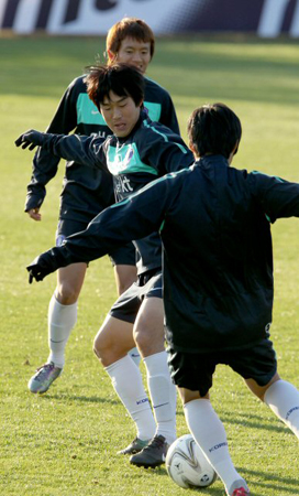 24년만의 아시안게임 우승을 노리는 올림픽 축구대표팀에 합류한 윤빛가람이 28일 파주NFC(대표팀훈련센터)에서 가볍게 몸을 풀고 있다.