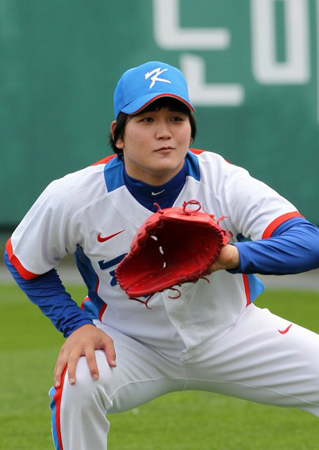 29일 부산 사직야구장에서 열린 2010 광저우 아시안게임 야구 국가대표팀 훈련, 부상으로 빠진 김광현 대신 합류한 임태훈이 캐치볼을 하고 있다.