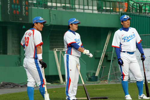29일 부산 사직야구장에서 열린 2010 광저우 아시안게임 야구 국가대표팀 훈련, 이종욱, 추신수, 김현수(왼쪽부터)가 이대호의 타격 모습을 지켜보고 있다.