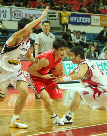 29일 울산동천체육관에서 열린 2010-2011 프로농구 울산 모비스-창원 LG 경기, 모비스 노경석(가운데)이 LG 기승호(왼쪽), 변현수 사이로 돌파를 시도하고 있다.