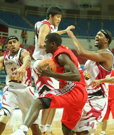 29일 울산동천체육관에서 열린 2010-2011 프로농구 울산 모비스-창원 LG 경기, 모비스 로렌스 엑페리건(가운데)이 LG 문태영(왼쪽), 변현수(오른쪽) 등에 앞서  공을 잡고 있다.