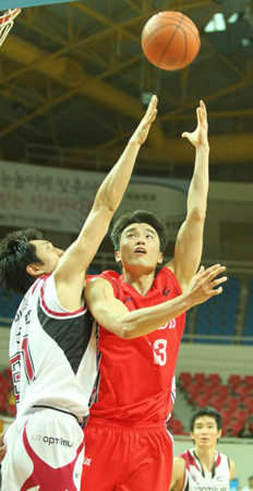 29일 울산동천체육관에서 열린 2010-2011 프로농구 울산 모비스-창원 LG 경기, 모비스 노경석(오른쪽)이 LG 기승호를 앞에 두고 슛을 시도하고 있다.