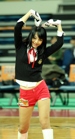 29일 울산동천체육관에서 열린 2010-2011 프로농구 울산 모비스-창원 LG 경기, 모비스 치어리더들이 신나는 공연을 선보이고 있다.