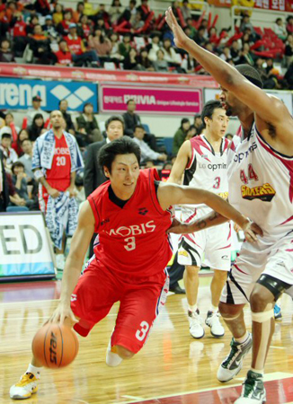 29일 울산동천체육관에서 열린 2010-2011 프로농구 울산 모비스-창원 LG 경기, 모비스 송창용(왼쪽)이 LG 알렉산더의 수비를 피해 돌파를 시도하고 있다.