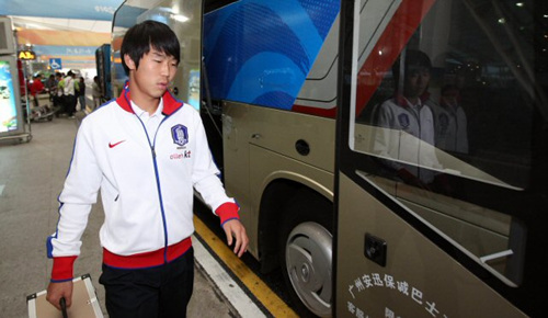 광저우 아시안게임을 일주일 앞둔 5일 홍명보 감독이 축구대표팀과 광저우 바이윈 공항으로 입국하고 있다. 대표팀은 8일 북한과 첫 경기를 펼치게 된다.