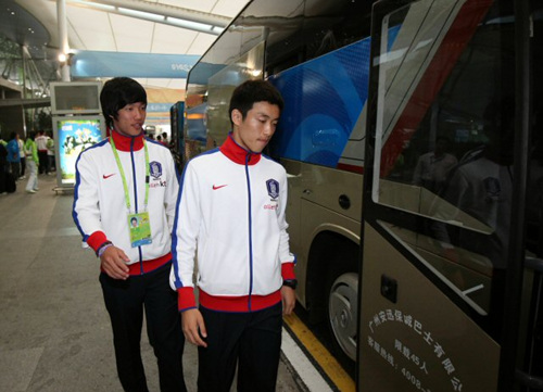 광저우 아시안게임을 일주일 앞둔 5일 홍명보 감독을 비롯한 대한민국 축구대표팀이 광저우 바이윈 공항으로 입국해 버스에 탑승하고 있다. 대표팀은 8일 북한과 첫 경기를 펼치게 된다.
