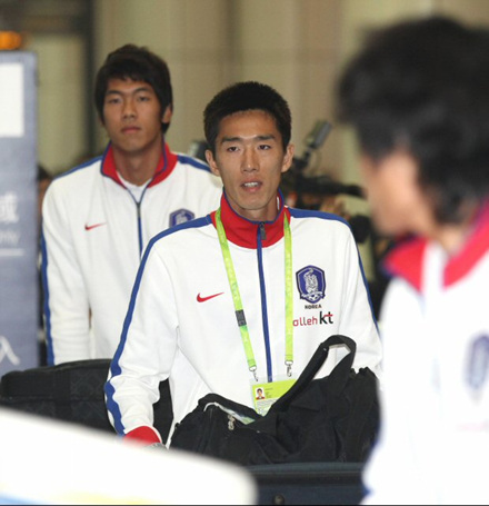 광저우 아시안게임을 일주일 앞둔 5일 홍명보 감독을 비롯한 대한민국 축구대표팀이 광저우 바이윈 공항으로 입국해 차편을 기다리고 있다. 대표팀은 8일 북한과 첫 경기를 펼치게 된다.
