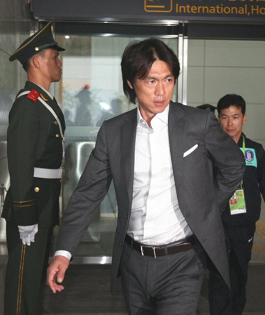 광저우 아시안게임을 일주일 앞둔 5일 홍명보 감독이 축구대표팀과 광저우 바이윈 공항으로 입국하고 있다. 대표팀은 8일 북한과 첫 경기를 펼치게 된다.