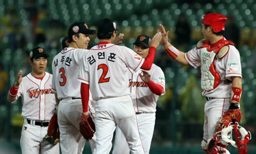 5일 타이중 인터컨티넨탈 구장에서 열린 2010 프로야구 한국-타이완 클럽챔피언십 2차전 SK와이번스-슝디 엘리펀츠전에서 5-2로 승리한 SK 선수들이 경기가 끝난 후 기뻐하고 있다.