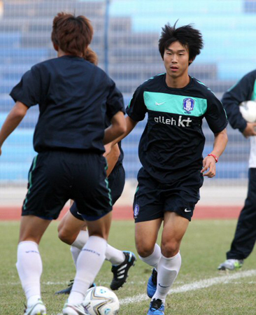 7일 중국 광저우 옌쯔강 스타디움에서 열린 2010 광저우아시안게임 한국 남자 축구대표팀 현지 적응 훈련, 윤빛가람이 동료 선수들과 함께 훈련을 하고 있다.