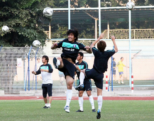 7일 중국 광저우 옌쯔강 스타디움에서 열린 2010 광저우아시안게임 한국 남자 축구대표팀 현지 적응 훈련, 선수들이 훈련에 열중하고 있다.