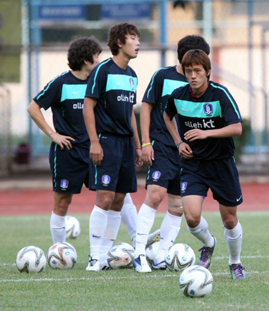 7일 중국 광저우 옌쯔강 스타디움에서 열린 2010 광저우아시안게임 한국 남자 축구대표팀 현지 적응 훈련, 선수들이 훈련에 열중하고 있다.