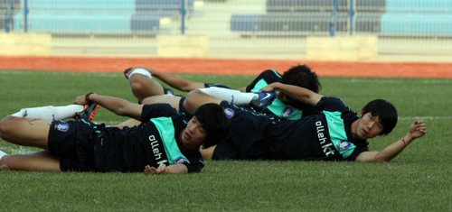7일 중국 광저우 옌쯔강 스타디움에서 열린 2010 광저우아시안게임 한국 남자 축구대표팀 현지 적응 훈련, 윤빛가람 등 선수들이 몸을 풀고 있다.