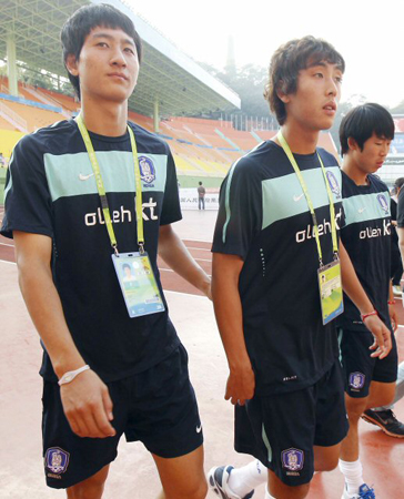 2010 광저우 아시안게임 한국 남자축구 대표팀 지동원과 윤빛가람 등 선수들이 북한과의 경기를 하루 앞둔 7일 오후 광저우 유슈산 스타디움을 찾아 그라운드를 살펴본뒤 연습장으로 이동하고 있다.