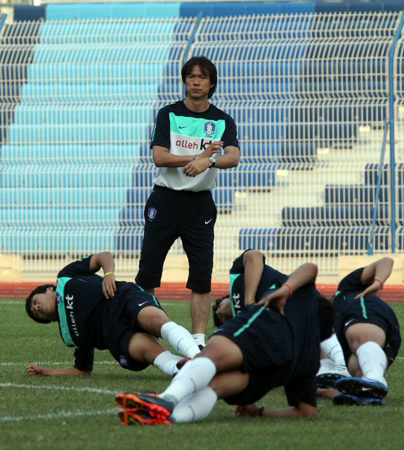 7일 중국 광저우 옌쯔강 스타디움에서 열린 2010 광저우아시안게임 한국 남자 축구대표팀 현지 적응 훈련, 홍명보 감독이 선수들이 몸을 푸는 모습을 지켜보고 있다.