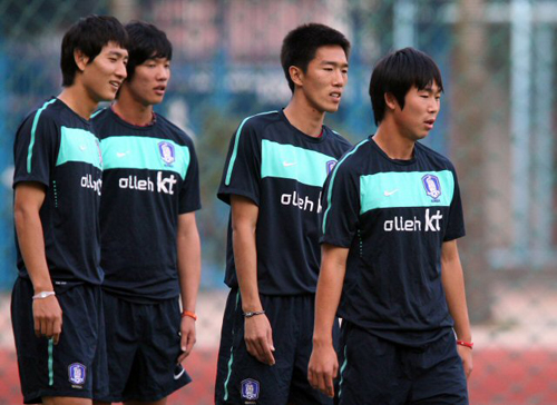 7일 중국 광저우 옌쯔강 스타디움에서 열린 2010 광저우아시안게임 한국 남자 축구대표팀 현지 적응 훈련, 김정우(오른쪽 두번째), 윤빛가람(오른쪽) 등이 몸을 풀고 있다.