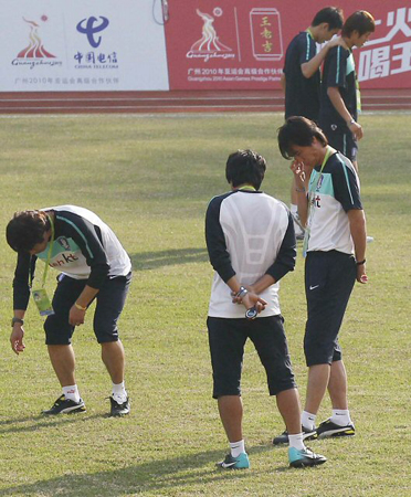 2010 광저우 아시안게임 한국 남자축구 대표팀 홍명보 감독과 선수들이 북한과의 경기를 하루 앞둔 7일 오후 광저우 유슈산 스타디움을 찾아 그라운드 상태를 살펴보고 있다.