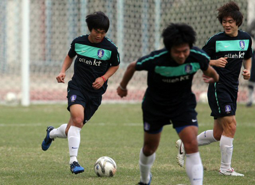 7일 중국 광저우 옌쯔강 스타디움에서 열린 2010 광저우아시안게임 한국 남자 축구대표팀 현지 적응 훈련, 윤빛가람이 드리블을 하고 있다.