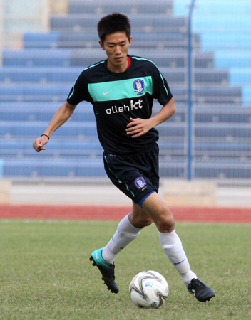 7일 중국 광저우 옌쯔강 스타디움에서 열린 2010 광저우아시안게임 한국 남자 축구대표팀 현지 적응 훈련, 와일드카드로 합류한 김정우가 드리블을 하고 있다.