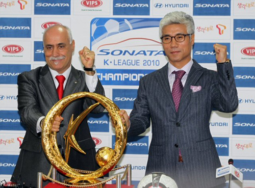 29일 서울 신문로 대한축구협회에서 열린 프로축구 쏘나타 챔피언십 2010 챔피언결정전 미디어데이에서 FC서울 넬로 빙가다 감독(왼쪽)과 제주 유나이티드 박경훈 감독이 트로피와 함께 선전을 다짐하고 있다.