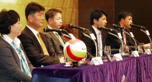 30일 오전 서울 삼성동 리베라호텔에서 열린 NH농협 V리그 여자부 미디어데이에서 참석 감독들이 취재진의 질문에 답하고 있다. 왼쪽부터 GS칼텍스 조혜정, 한국인삼공사 박삼룡, 현대건설 황현주 , 흥국생명 반다이라 마모르, 한국도로공사 어창선 감독.