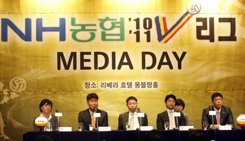 30일 오전 서울 삼성동 리베라호텔에서 열린 NH농협 V리그 여자부 미디어데이에서 참석 감독들이 취재진의 질문에 답하고 있다. 왼쪽부터 GS칼텍스 조혜정, 한국인삼공사 박삼룡, 현대건설 황현주 , 흥국생명 반다이라 마모르, 한국도로공사 어창선 감독.