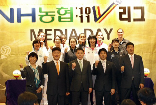 30일 오전 서울 삼성동 리베라호텔에서 열린 NH 농협 V리그 여자부 미디어데이에서 참석 감독과 주장, 외국인 용병 선수들이 포즈를 취하고 있다. 맨 앞줄 왼쪽부터 GS칼텍스 조혜정 ,한국인삼공사 박삼룡, 현대건설 황현주 ,흥국생명 반다이라 마모르,한국도로공사 어창선 감독.