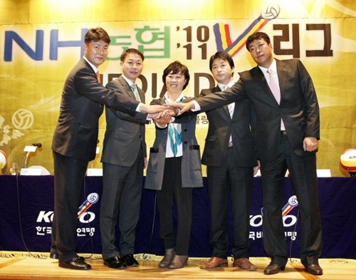30일 오전 서울 삼성동 리베라호텔에서 열린 NH농협 V리그 여자부 미디어데이에서 참석 감독들이 포즈를 취하고 있다. 맨 앞줄 왼쪽부터 한국인삼공사 박삼룡, 현대건설 황현주 ,GS칼텍스 조혜정, 흥국생명 반다이라 마모르, 한국도로공사 어창선 감독.