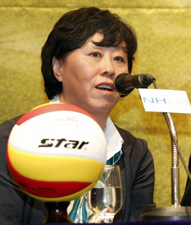 30일 오전 서울 삼성동 리베라호텔에서 열린 NH농협 V리그 여자부 미디어데이에서 GS칼텍스 조혜정 감독이 취재진의 질문에 답하고 있다.