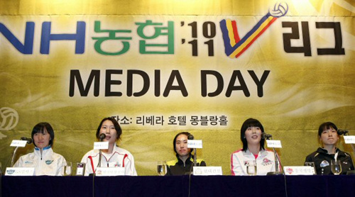 30일 오전 서울 삼성동 리베라호텔에서 열린 NH농협 V리그 여자부 미디어데이에서 각팀 주장들이 취재진의 질문에 있다. 왼쪽부터 GS칼스 남지연, 한국인삼공사 이정옥, 현대건설 윤혜숙, 흥국생명 김사니, 한국도로공사 김혜란.