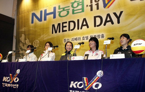 30일 오전 서울 삼성동 리베라호텔에서 열린 NH농협 V리그 여자부 미디어데이에서 각팀 주장들이 취재진의 질문에 있다. 왼쪽부터 GS칼텍스 남지연, 한국인삼공사 이정옥, 현대건설 윤혜숙, 흥국생명 김사니, 한국도로공사 김혜란.