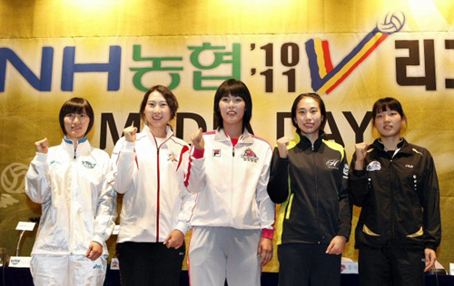 30일 오전 서울 삼성동 리베라호텔에서 열린 NH농협 V리그 여자부 미디어데이에서 각팀 주장들이 포즈를 취하고 있다. 왼쪽부터 GS칼텍스 남지연, 한국인삼공사 이정옥, 흥국생명 김사니,현대건설 윤혜숙, 한국도로공사 김혜란.