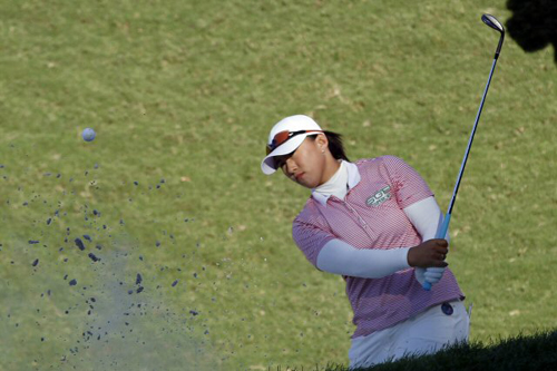 4일(현지시간) 미국 플로리다 올랜도 그랜드 사이프레스 골프장에서 열린 미국여자프로골프(LPGA) 투어 챔피언십 3라운드, 희영이 11번홀에서 벙커 탈출을 시도하고 있다.