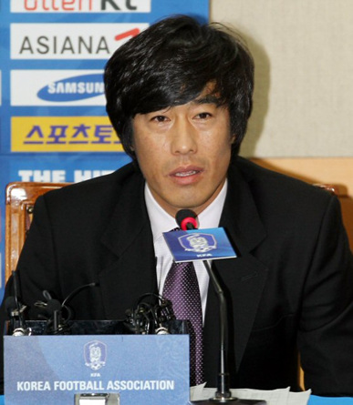 7일 서울 신문로 대한축구협회에서 열린 아시안컵 대비 제주 전지훈련 명단발표에서 서정원 코치가 인사말하고 있다.