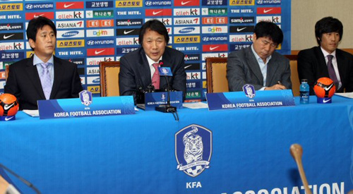 조광래 축구국가대표팀 감독이 7일 서울 신문로 대한축구협회에서 아시안컵 대비 제주 전지훈련에 참가할 선수들의 명단을 발표하고 있다. 왼쪽부터 박태하 코치, 조 감독, 서정원, 김현태 코치.
