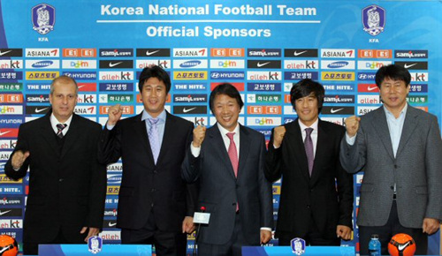 7일 서울 신문로 대한축구협회에서 열린 아시안컵 대비 제주 전지훈련 명단발표에서 조광래 감독(가운데), 브라질 출신 가마 코치(왼쪽부터), 박태하 코치, 서정원 코치, 김현태 코치가 함께 파이팅을 외치고 있다.