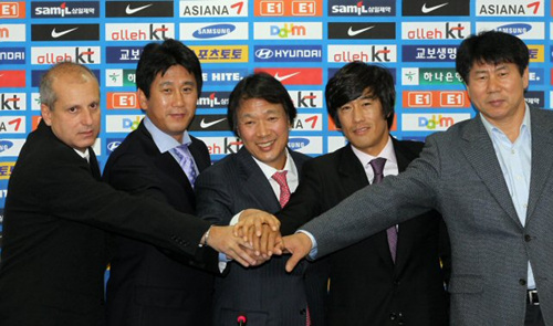 7일 서울 신문로 대한축구협회에서 열린 아시안컵 대비 제주 전지훈련 명단발표에서 조광래 감독(가운데), 브라질 출신 가마 코치(왼쪽부터), 박태하 코치, 서정원 코치, 김현태 코치가 함께 파이팅을 외치고 있다.