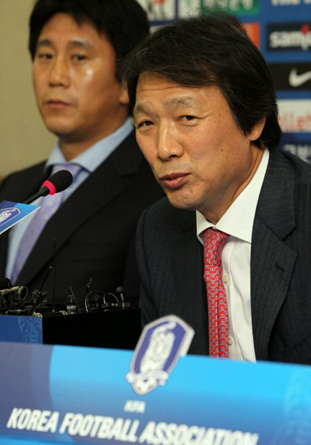 7일 서울 신문로 대한축구협회에서 조광래 축구국가대표팀 감독이 아시안컵 대비 제주 전지훈련 참가 선수들의 명단을 발표하고 있다. 옆은 박태하 코치.