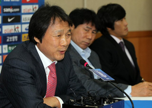 조광래 축구국가대표팀 감독이 7일 서울 신문로 대한축구협회에서 아시안컵 대비 제주 전지훈련에 참가할 선수들의 명단을 발표하고 있다.