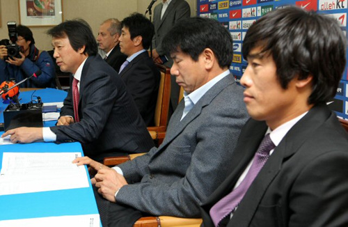 조광래 축구국가대표팀 감독이 7일 서울 신문로 대한축구협회에서 아시안컵 대비 제주 전지훈련에 참가할 선수들의 명단을 발표하고 있다. 왼쪽부터 조 감독, 브라질 출신 가마, 박태하, 서정원, 김현태 코치.