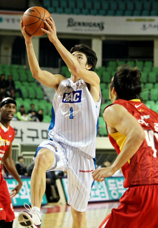 7일 대구실내체육관에서 열린 프로농구 전주 KCC-대구 오리온스전에서 KCC 강병현(1번)이 오리온스 이동준을 앞에 두고 레이업 슛을 시도하고 있다.