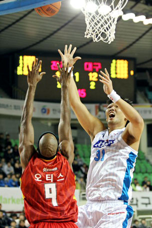7일 대구실내체육관에서 열린 프로농구 전주 KCC-대구 오리온스전에서 KCC 하승진(31번)이 오리온스 오티스(9번)의 마크를 받으며 골밑 슛을 시도하고 있다.